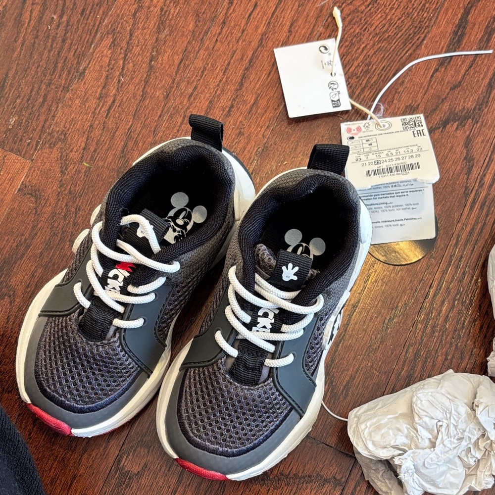 Size 7 NWT Zara Mickey Mouse sneaker